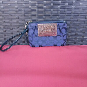 Coach Poppy Glam Navy and Silver Wristlet. 🔥🔥🔥🔥